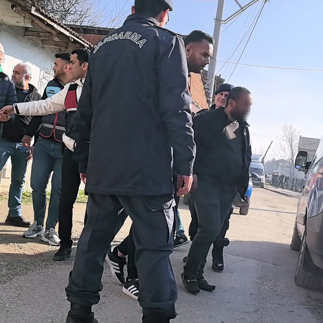 Jandarmayı görünce kendisini eve kilitleyip, 24 saat sonra teslim olan şüph...