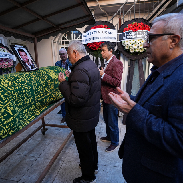 İzmir'de hayatını kaybeden sunucu Erhan Önel son yolculuğuna uğurlandı