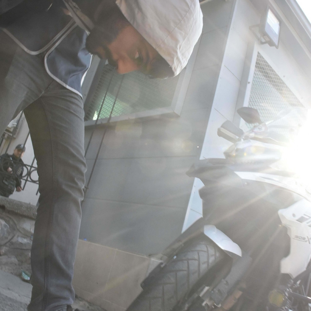 Çocuklarının boğazına bıçak dayayan sanığa ilk duruşmada tahliye