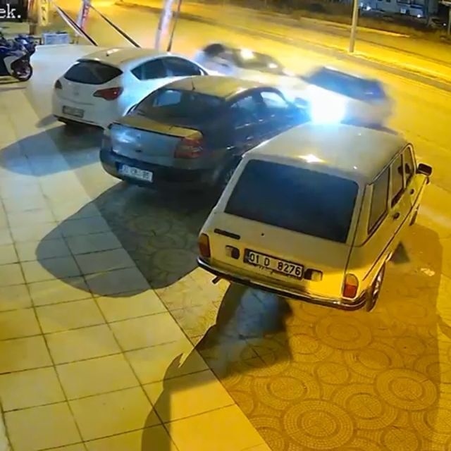 Aynı yöne giden 2 otomobilin çarpıştığı kaza kamerada