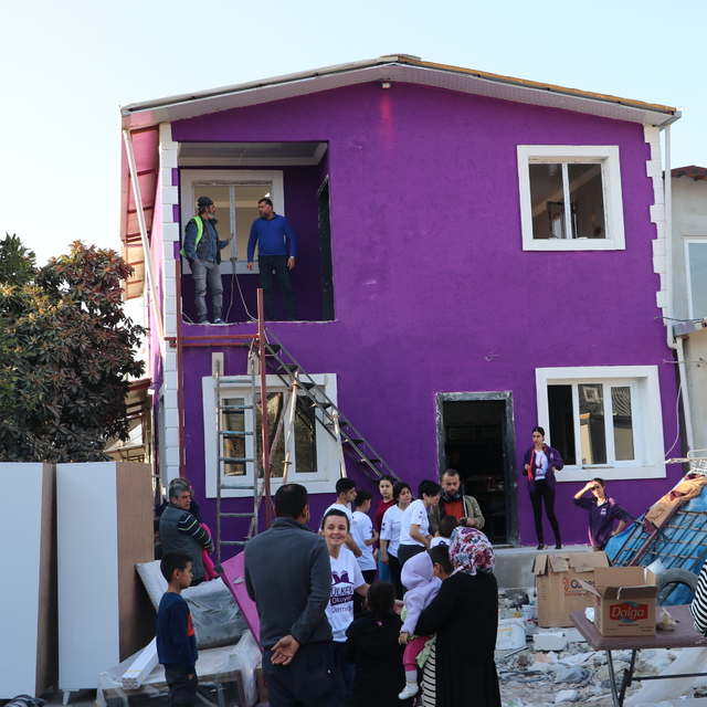 Depremde annelerini kaybeden Vahide ve kardeşlerinin ev hayali gerçek oldu