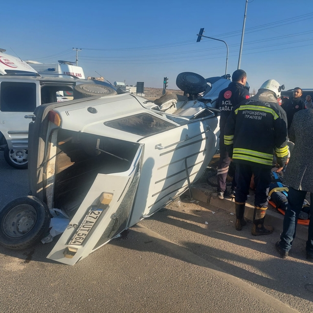 Gaziantep'te hafif ticari araç ile otomobilin çarpıştığı kazada 14 kişi yar...