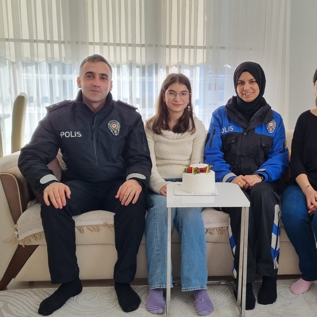 Amasya'da şehit kızına polisten doğum günü sürprizi