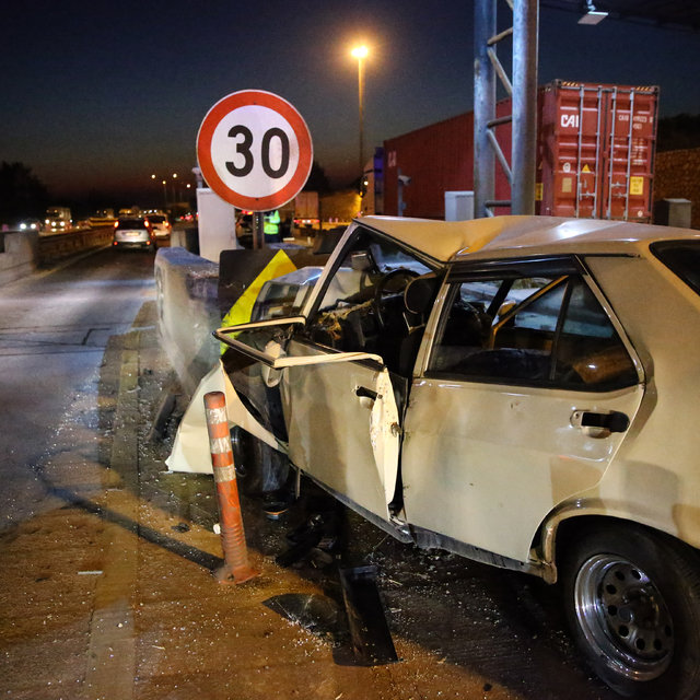 Mersin'de gişelerdeki bariyere çarpan otomobildeki 2 kişi öldü, 4'ü çocuk 5...