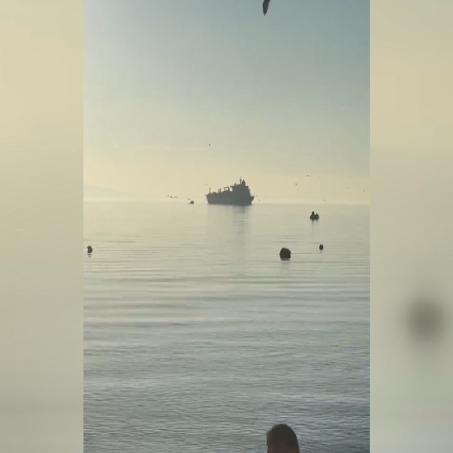 Gemlik'te kötü koku yayan gemi kıyıdan uzaklaştırıldı