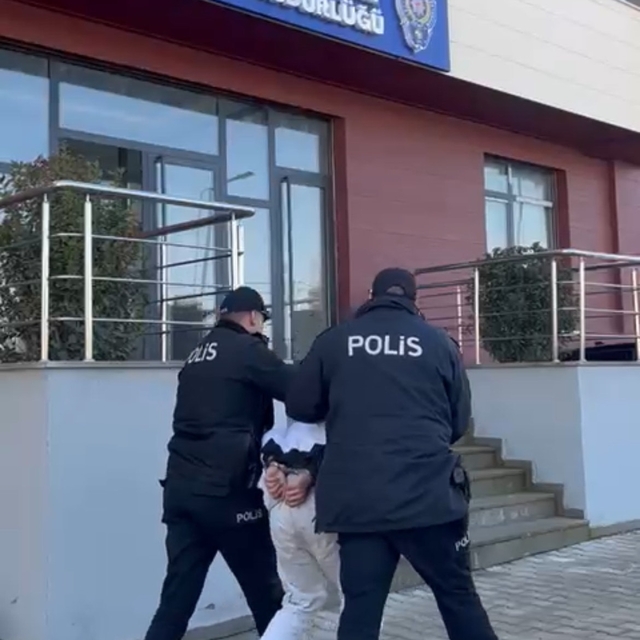 Eve girmek için kadına ekmek ve süt götüren 2 dolandırıcılık şüphelisi suçü...