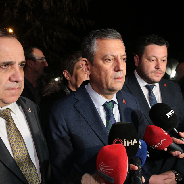 CHP Genel Başkanı Özel, Kartalkaya'daki yangında yakınlarını kaybeden ailel...