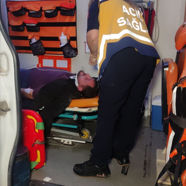 Otomobil, TIR'ın altına girdi: 2 yaralı