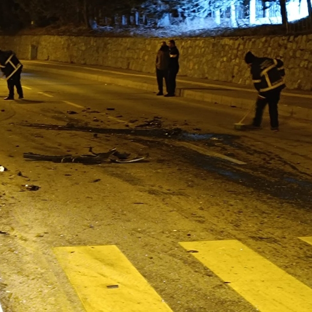 Bitlis'te üç aracın karıştığı trafik kazasında 4 kişi yaralandı