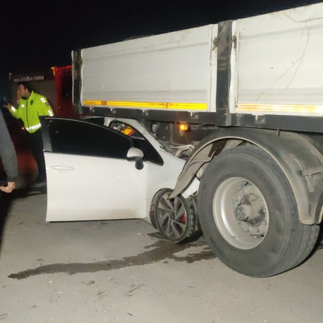 Bursa'da tıra arkadan çarpan otomobildeki 2 kişi yaralandı