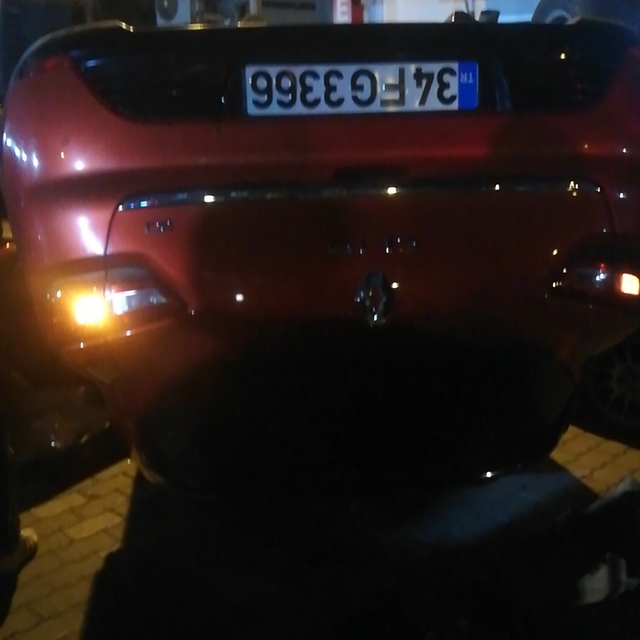 Çan'da park halindeki araca çarpan otomobil ters döndü