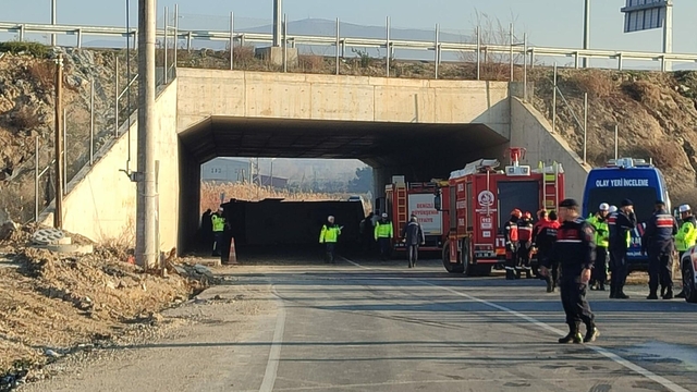 Denizli'de işçileri taşıyan midibüsü devrildi; 4 ölü