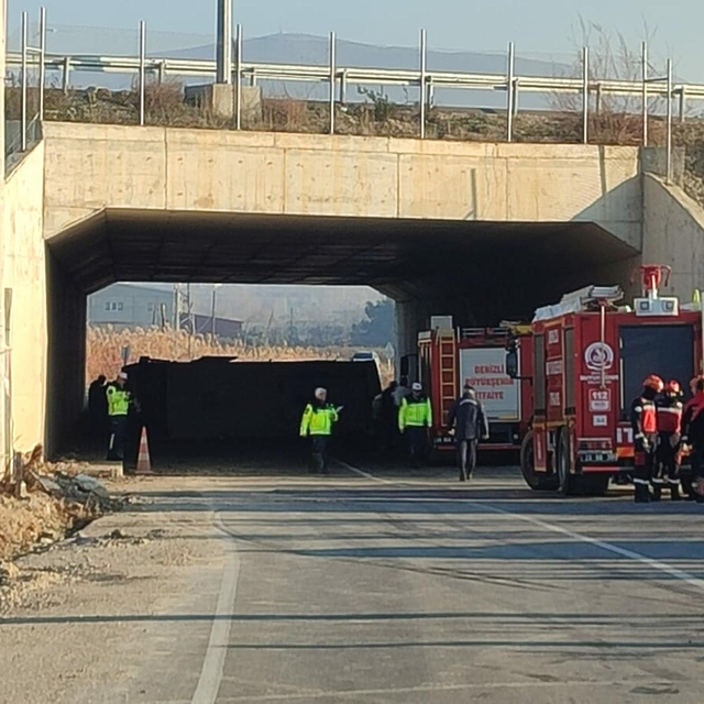 Denizli'de işçileri taşıyan midibüsü devrildi; 4 ölü