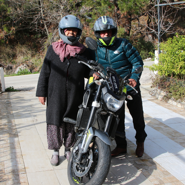 Antalyalı yaşlı çift, 900 cc kapasiteli motosikletleriyle sahil beldelerini...