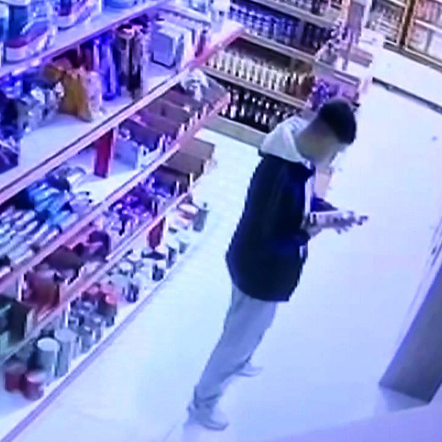 Marketten hırsızlık anları kamerada