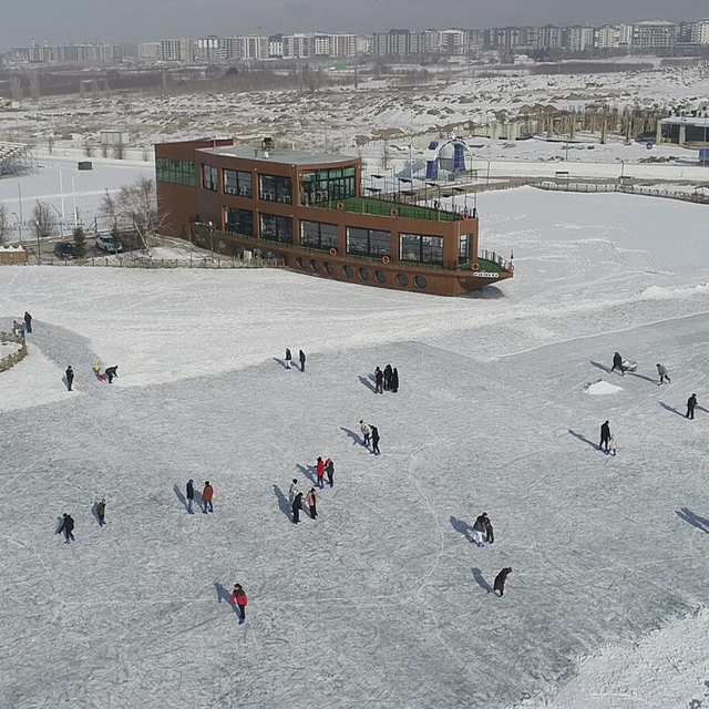 Erzurum'da yapay göl, yazın piknikçilerin kışın buz patencilerinin mekanı