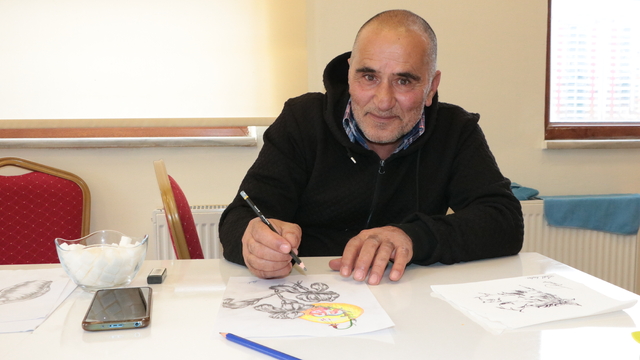 Resim öğretmeni olma hayalini gerçekleştiremeyen inşaat işçisi, 55 yıldır kara kalem çizim yapıyor