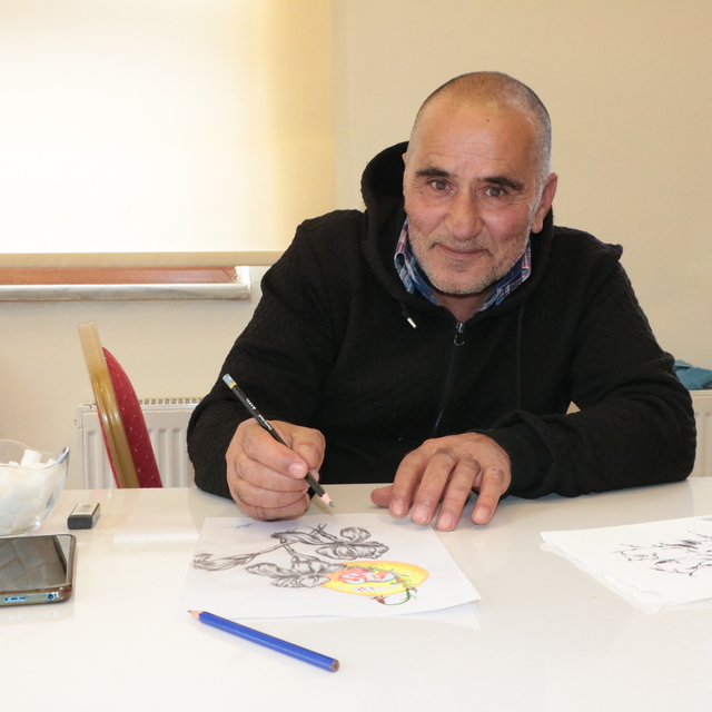 Resim öğretmeni olma hayalini gerçekleştiremeyen inşaat işçisi, 55 yıldır k...