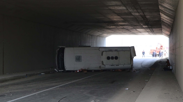Denizli'de işçileri taşıyan midibüs devrildi; 4 ölü, 19 yaralı (2)
