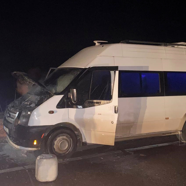 Besni'de seyir halindeyken alev alan minibüste hasar oluştu