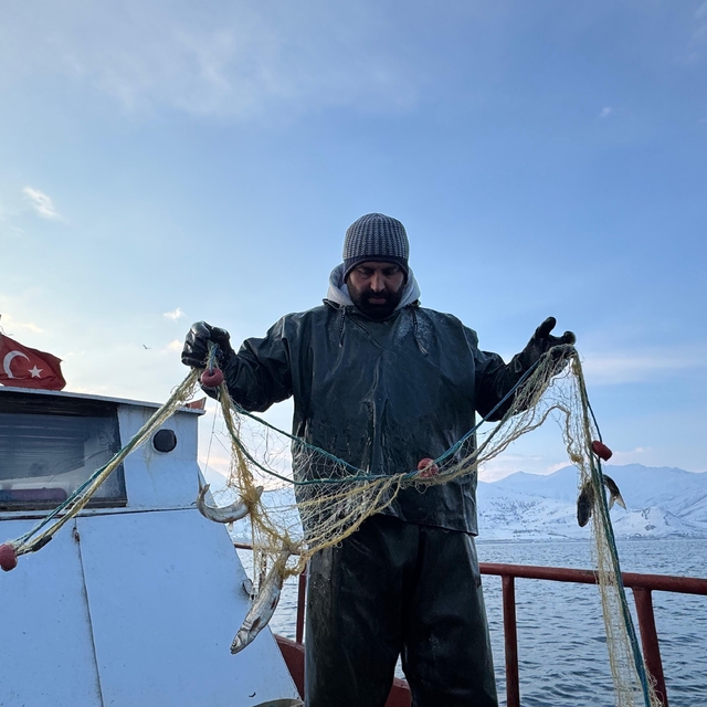Van Gölü'nün mavi sularında 22 yıldır balıkçılık yaparak ailesini geçindiri...