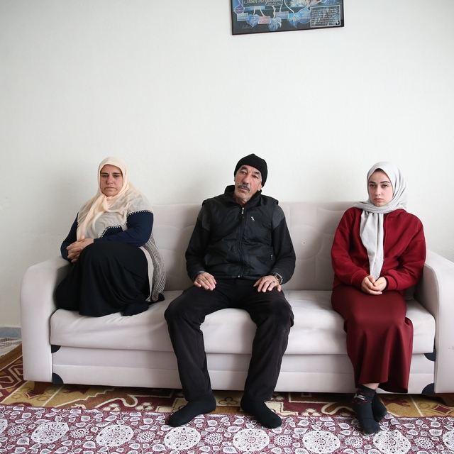 Dolandırıcılar yüzünden yıllarca emek vererek aldığı evini taşınamadan kayb...