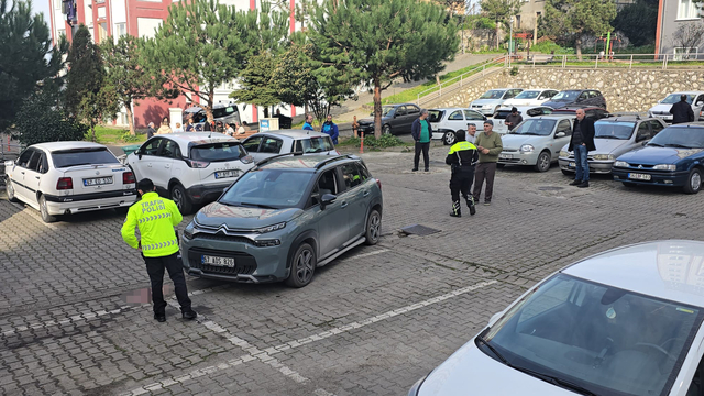 Zonguldak'ta otomobilini park ederken fren yerine gaza basan sürücü, eşine çarptı