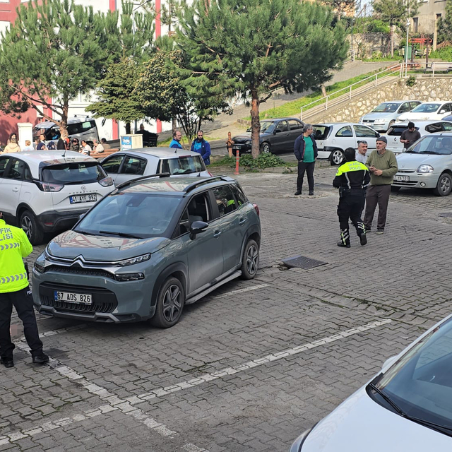 Zonguldak'ta otomobilini park ederken fren yerine gaza basan sürücü, eşine...