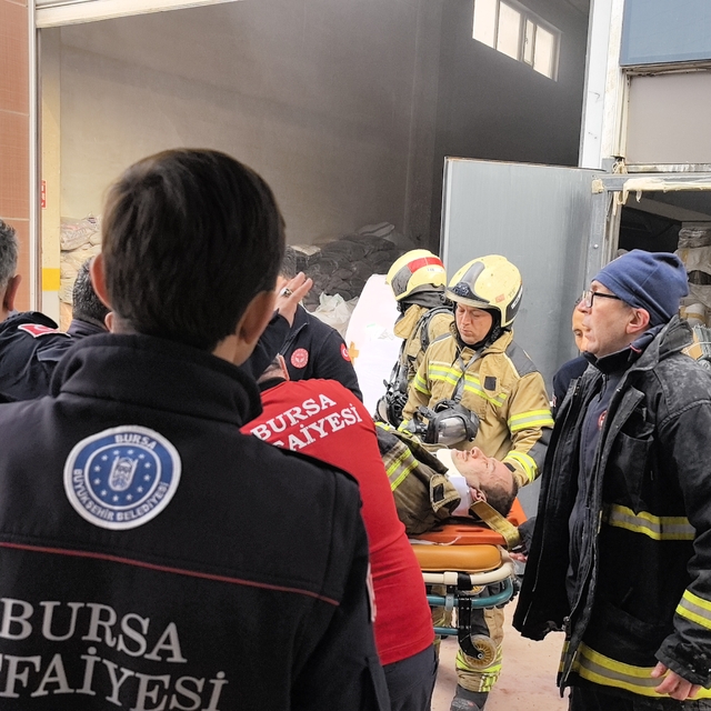 Yangına müdahale eden itfaiye eri, çatının çökmesi ile düşerek yaralandı