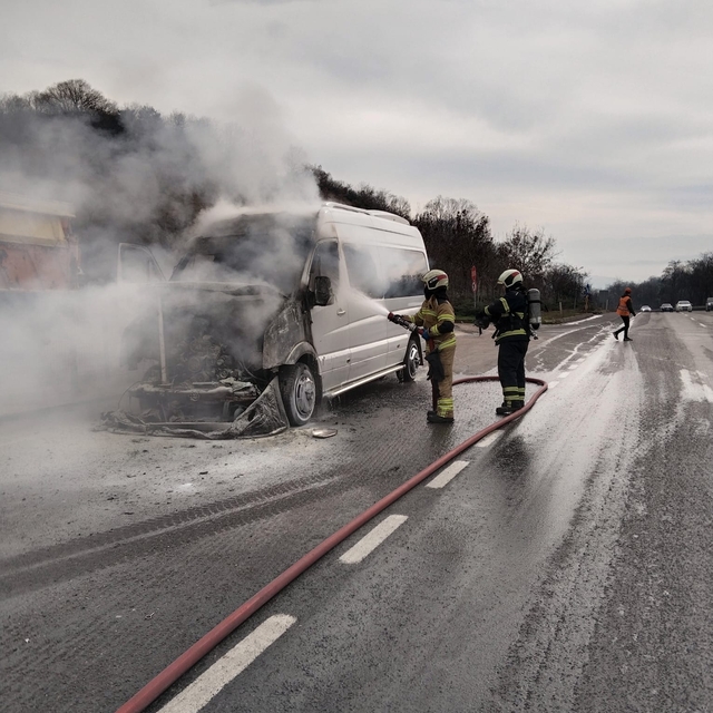 Seyir halindeki servis minibüsü yandı
