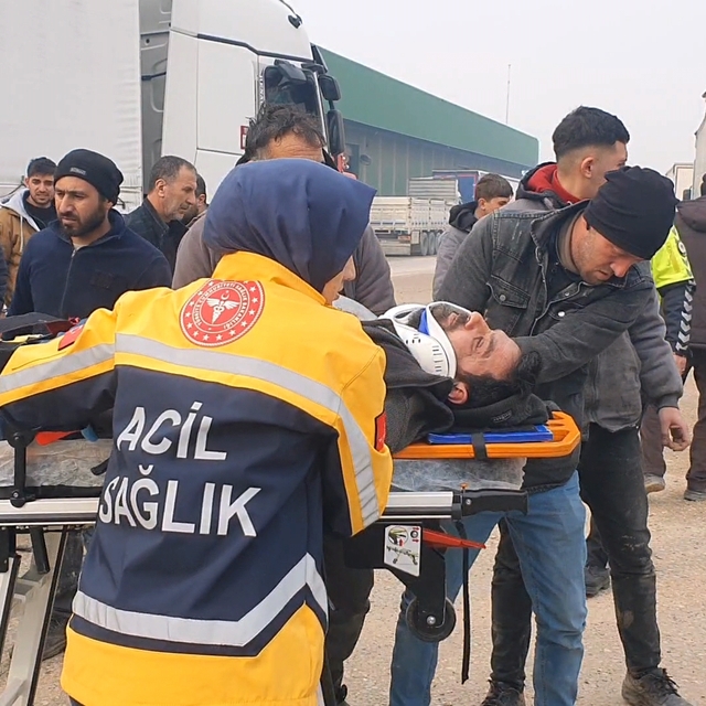 Kamyonetle kafa kafaya çarpışan motosikletin sürücüsü ağır yaralı