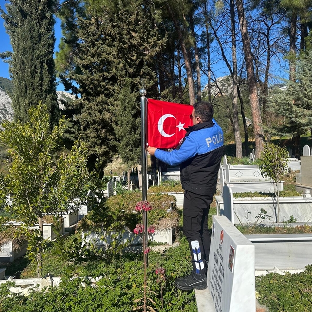 Anamur'da polis ekipleri şehit mezarlarının bakımını yaptı