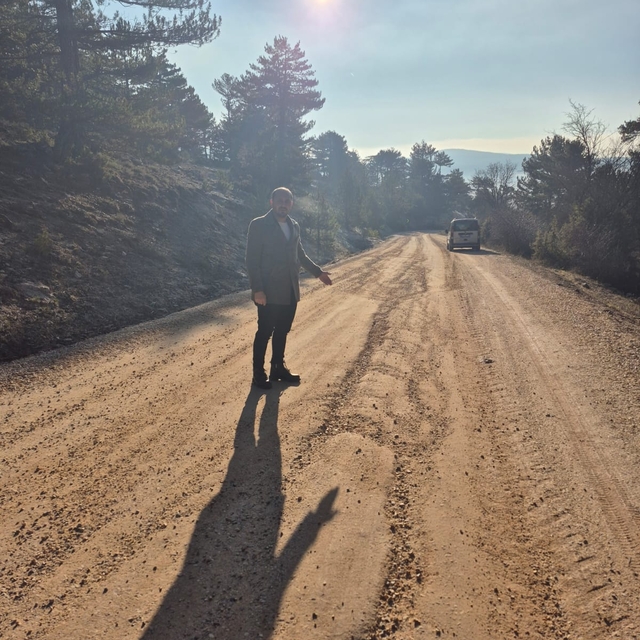 AK Parti Seyitgazi İlçe Başkanı Yıldız'dan ilçedeki kara yolu çalışmalarına...