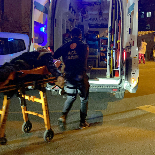 Kavgada 5 yerinden bıçaklanarak yaralandı; baba ile oğlu gözaltında