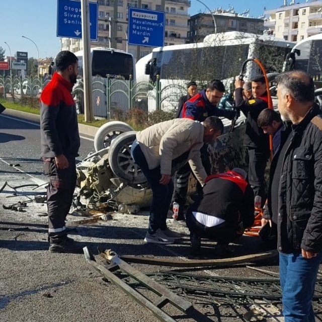 Diyarbakır'da korkuluğa çarpan otomobildeki 4 kişi yaralandı