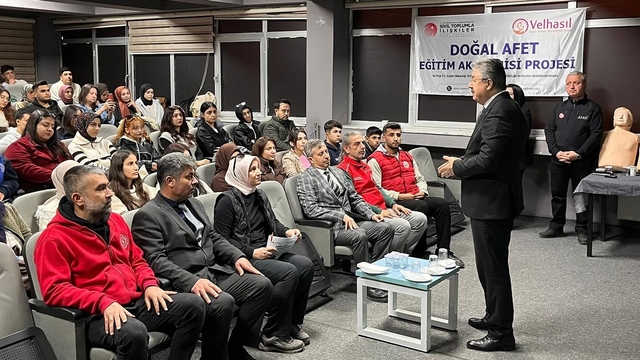 Osmaniye Gençlik Merkezi'nde afetlere hazırlık eğitimi verildi