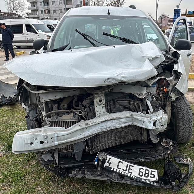 Kocaeli'de kaza yapan jandarma trafik aracındaki 1 personel yaralandı