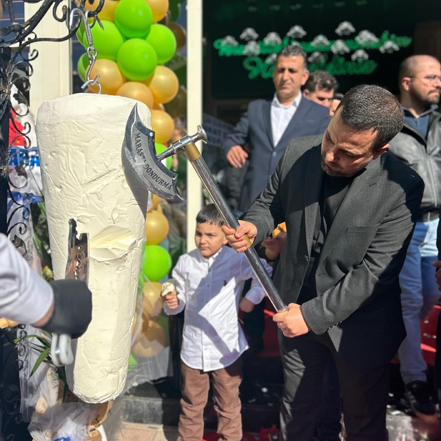 Adana'da ikinci şubesini açan tatlıcıdan vatandaşlara dondurma ikramı