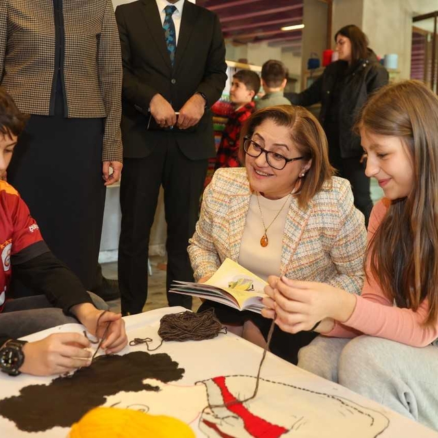 Büyükşehir Belediye Başkanı Şahin, atölyedeki öğrenclierle bir araya geldi