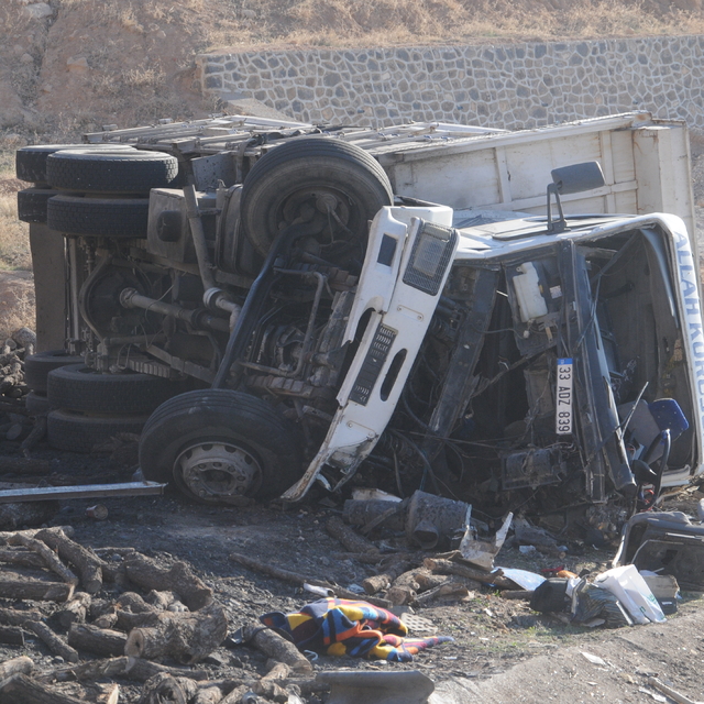 Şırnak'ta devrilen odun yüklü kamyondaki 2 kişi yaralandı