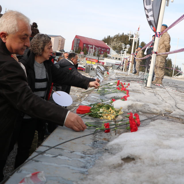 78 kişinin yaşamını yitirdiği otelin önüne karanfil bıraktılar