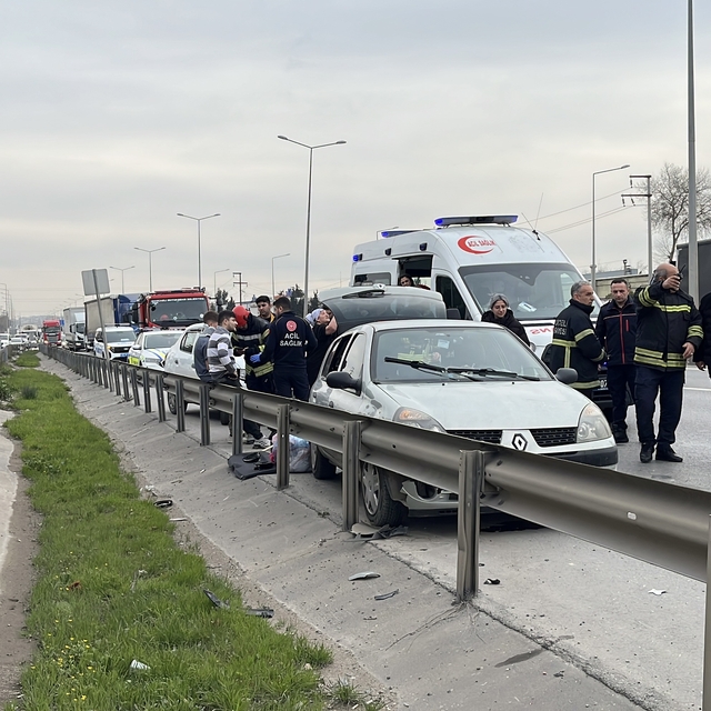 Kocaeli'de 2 otomobil çarpıştı; 3 yaralı