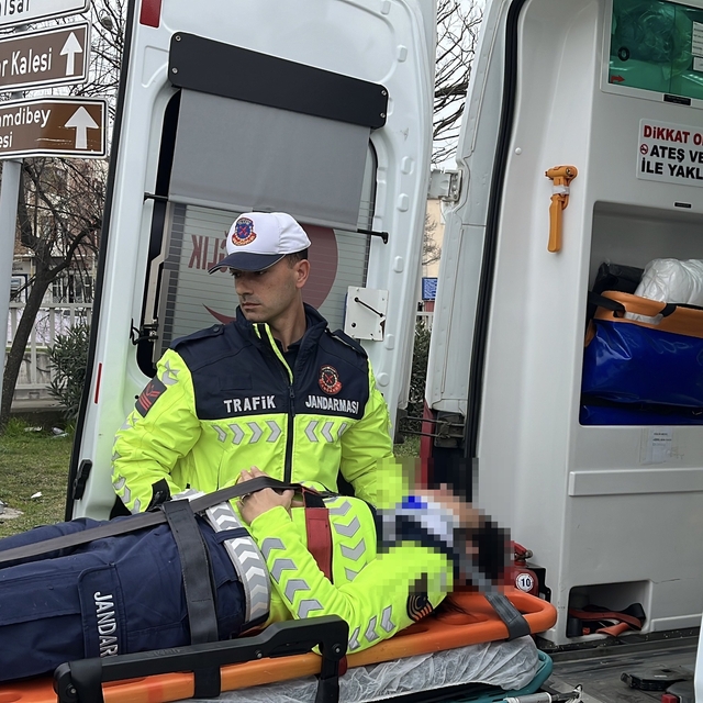 İki araç kavşakta çarpıştı; jandarma personeli yaralandı