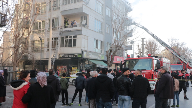Kayseri'de 4 katlı binada yangın; 11 kişi dumandan etkilendi