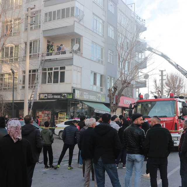 Kayseri'de 4 katlı binada yangın; 11 kişi dumandan etkilendi