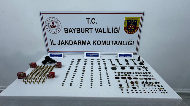 Bayburt merkezli operasyonda tarihi eser niteliğinde objeler ile 86 sikke ele geçirildi