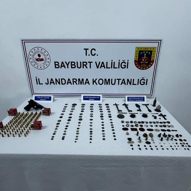 Bayburt merkezli operasyonda tarihi eser niteliğinde objeler ile 86 sikke e...