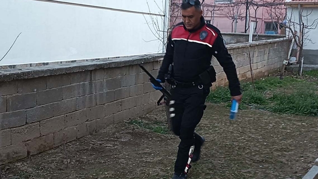 Evine gelen husumetlisini tüfekle bacağından yaraladı