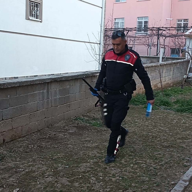 Evine gelen husumetlisini tüfekle bacağından yaraladı