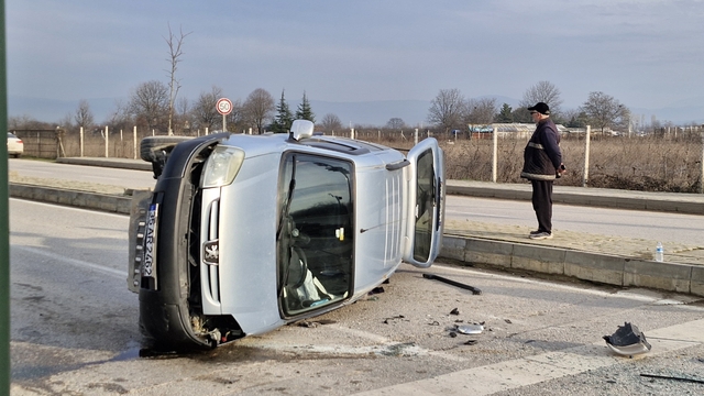 Bursa'da otomobille hafif ticarinin çarpıştığı kazada 2 kişi yaralandı